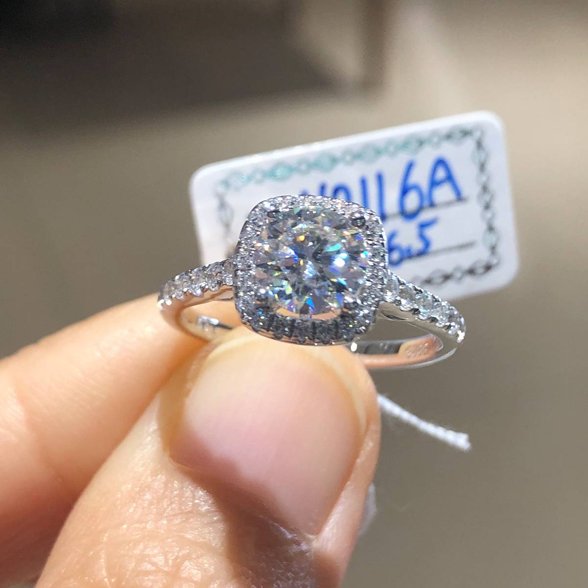 直臂微镶方包女戒S925银镀白金定制选款主石莫桑钻1.0ct/副石高碳钻